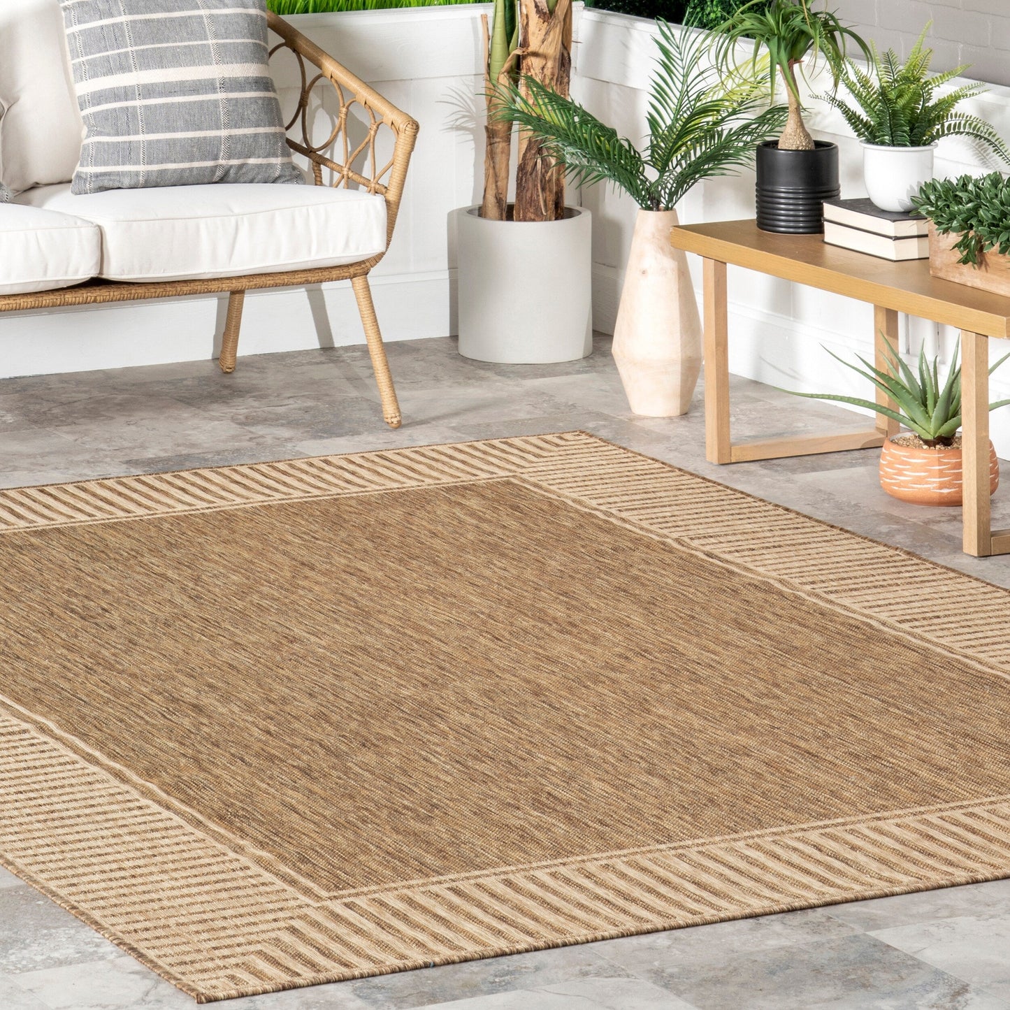 Nuloom Leah Classic Bordered Indoor/Outdoor Area Rug