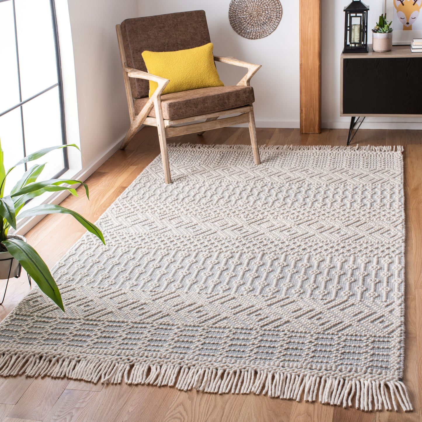 SAFAVIEH Handmade Natura Estel Wool Fringe Rug