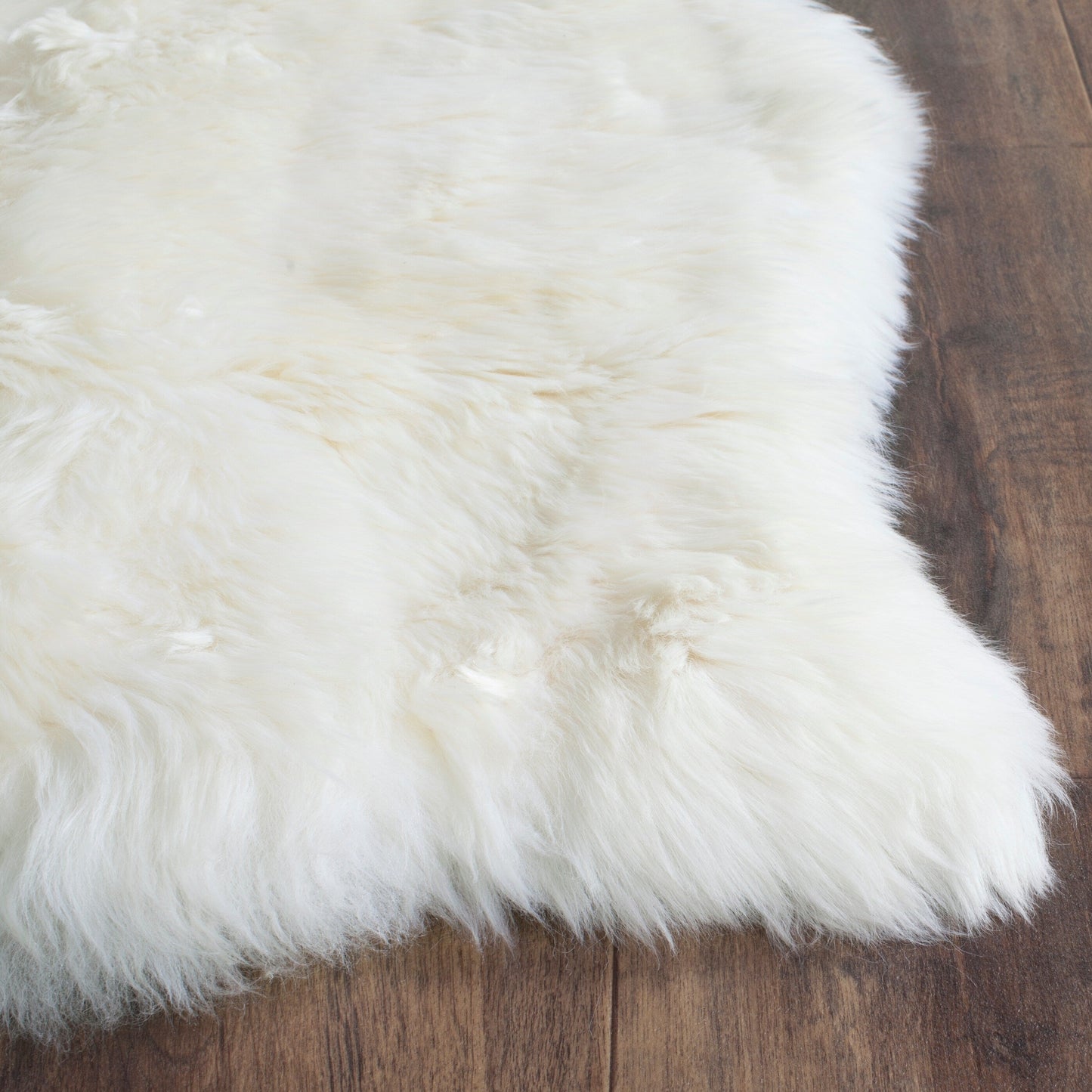 SAFAVIEH Handmade Sheepskin Brittnie Genuine Pelt Rug