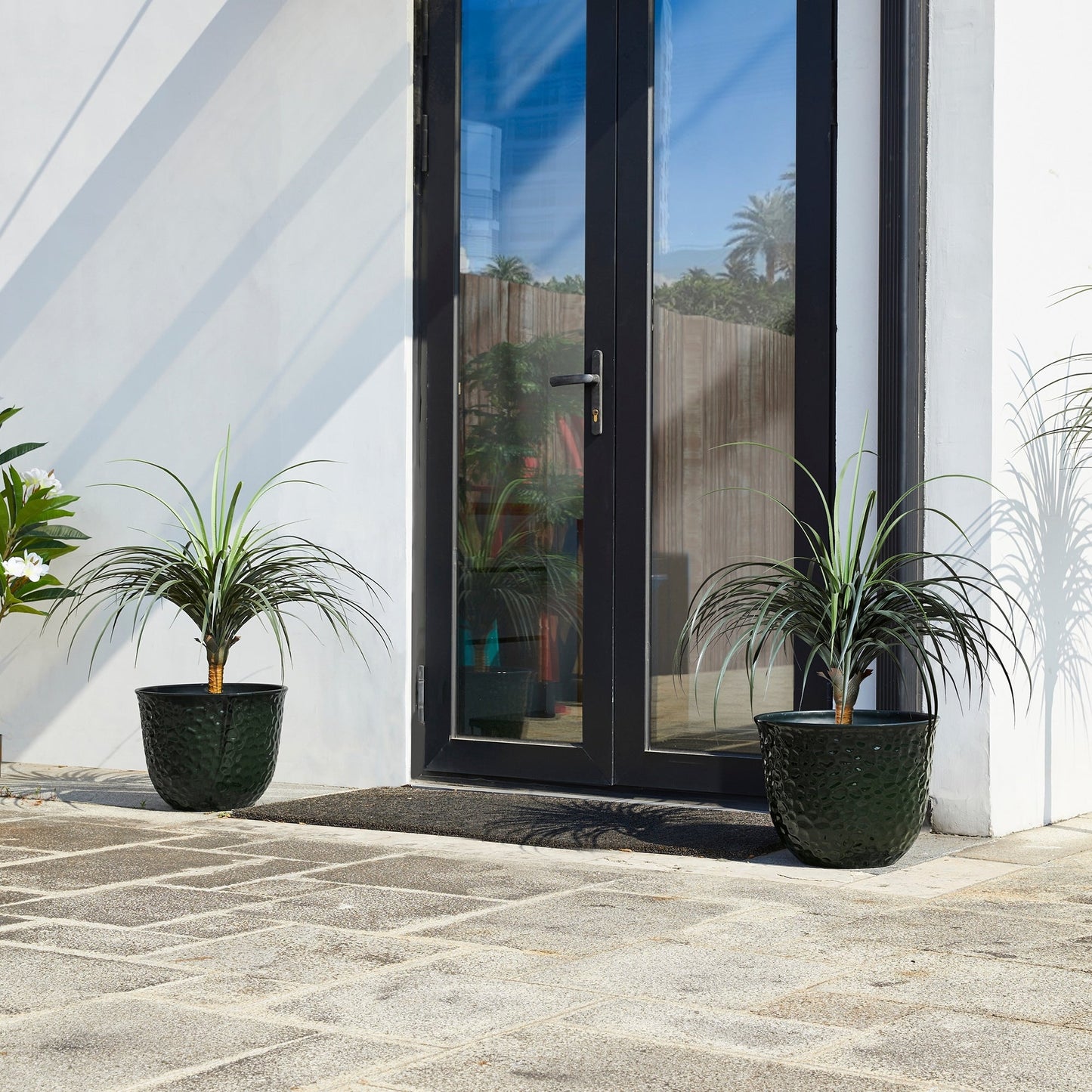 Glitzhome 19.75 H Eco-Friendly Oversized Faux Ceramic Diamond Textured Tall Planter Porch Flowerpot (Set of 2)