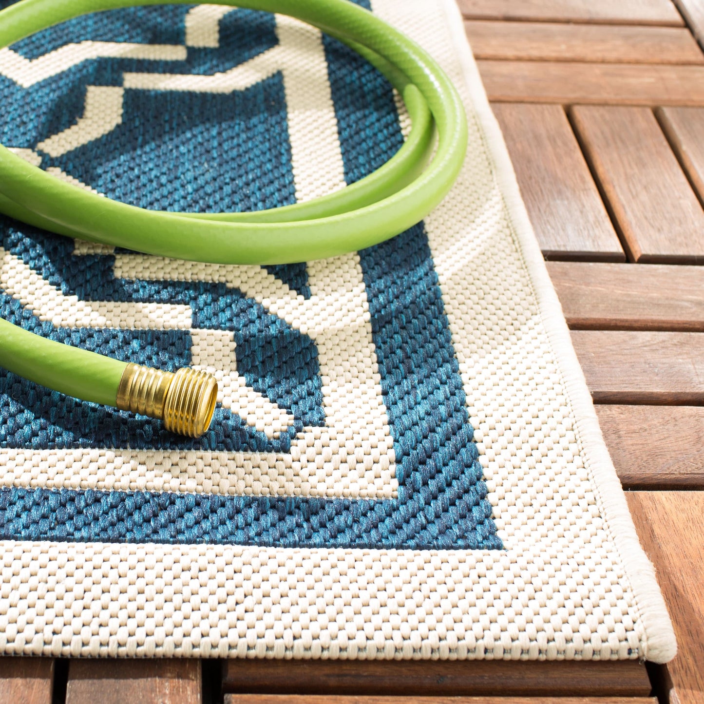 SAFAVIEH Courtyard Thomasina Indoor/ Outdoor Waterproof Patio Backyard Rug