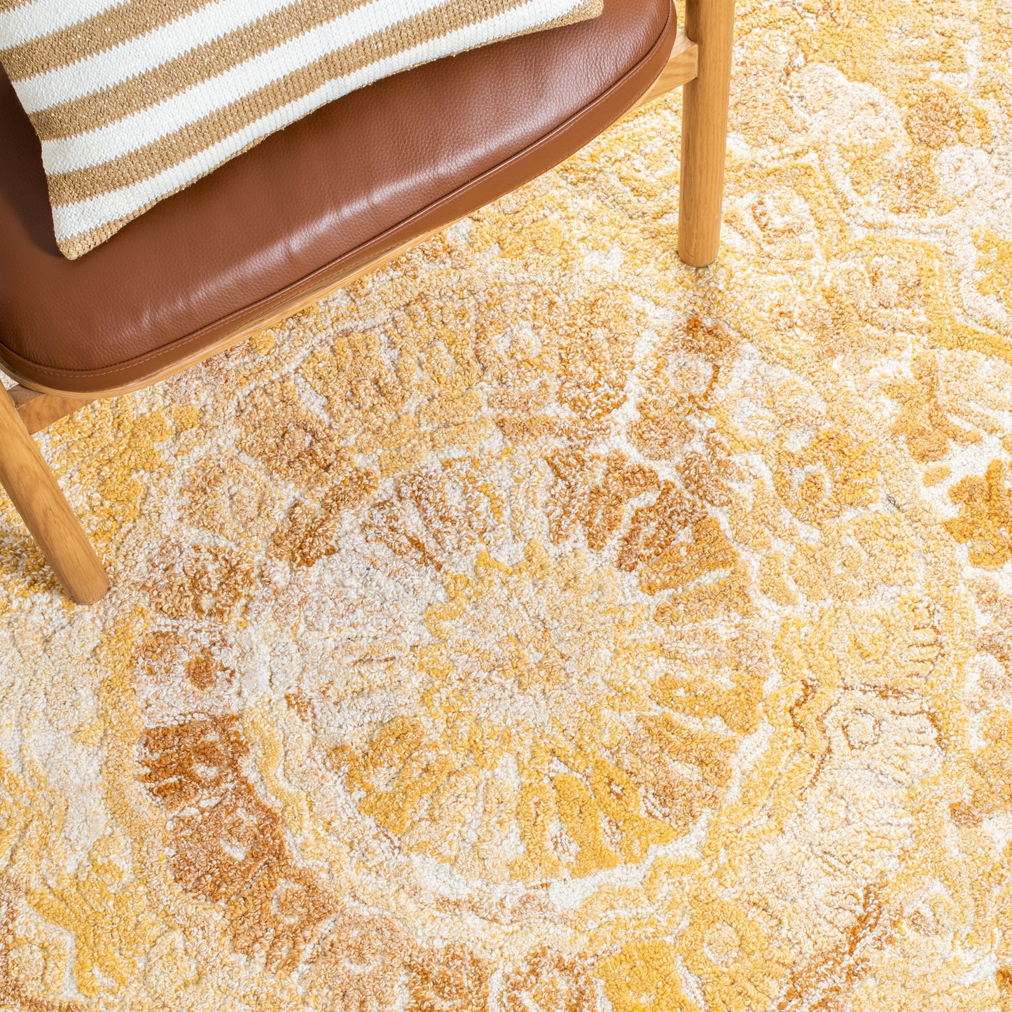 SAFAVIEH Handmade Marquee Carlijn Modern Medallion Wool Rug