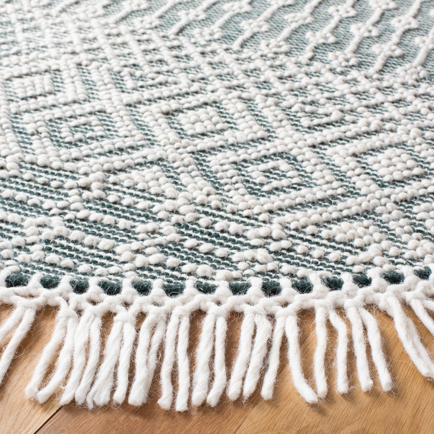 SAFAVIEH Handmade Natura Estel Wool Fringe Rug