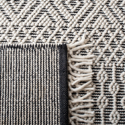 SAFAVIEH Handmade Natura Estel Wool Fringe Rug