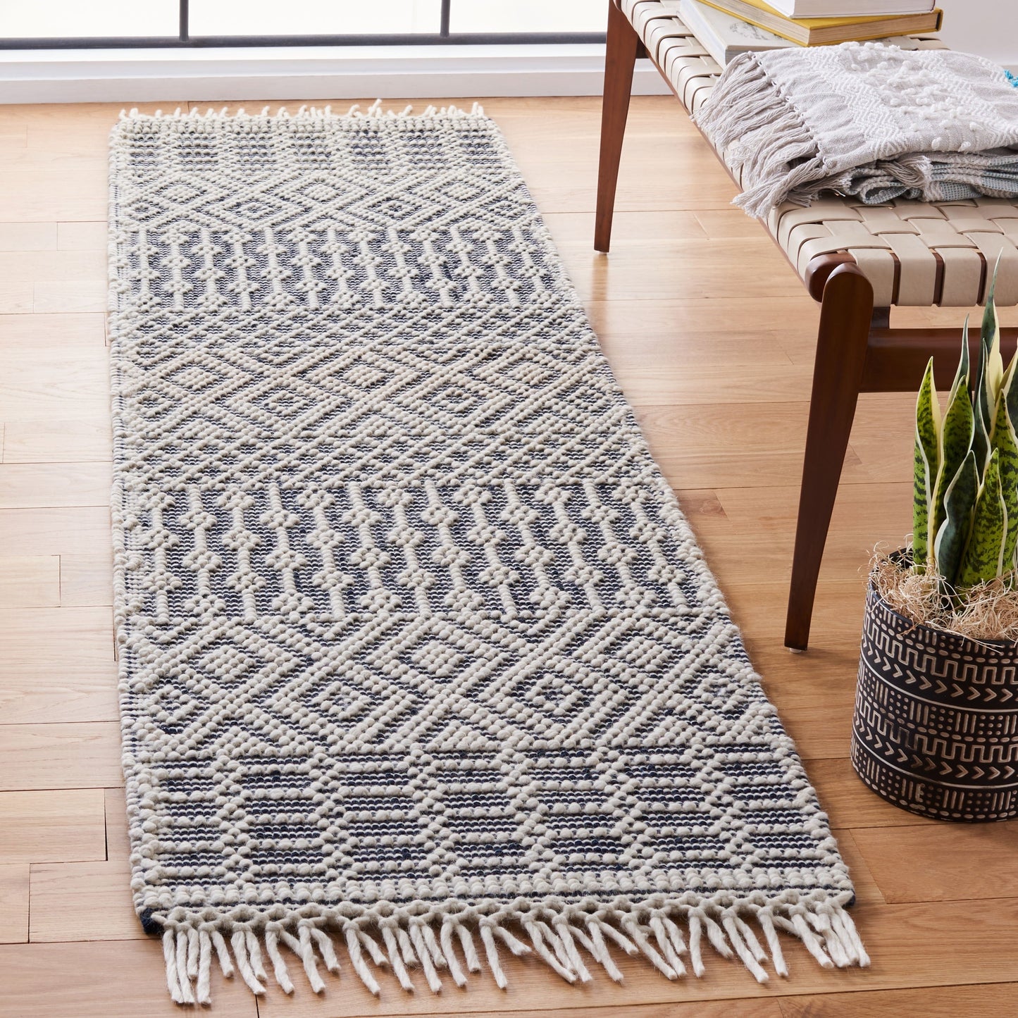SAFAVIEH Handmade Natura Estel Wool Fringe Rug