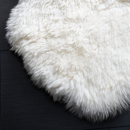 SAFAVIEH Handmade Sheepskin Brittnie Genuine Pelt Rug