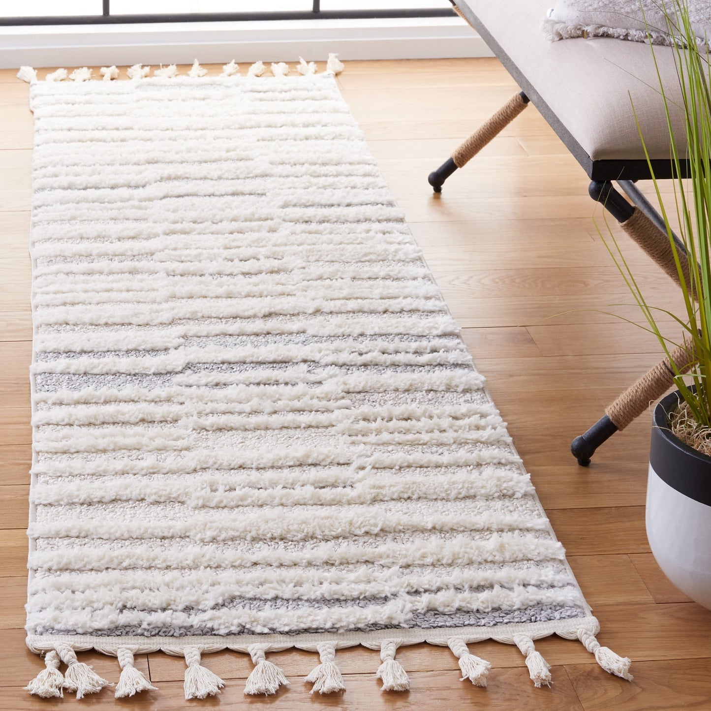 SAFAVIEH Moroccan Tassel Shag Eftimia 2-inch Thick Rug